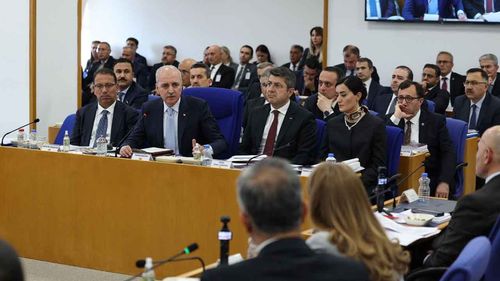 İP'li vekil komisyonu provoke etmeye çalıştı: TBMM Başkanı Kurtulmuş salonu terk etti