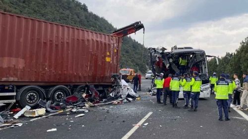 Osmaniye'de yolcu otobüsünün tıra çarptığı kazada 7 kişi hayatını kaybetti