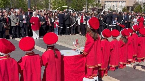 Özgür Özel mehtere ve çocuklara sırt dönme skandalını sahiplenemedi