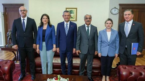 Özgür Özel DEM Parti İmralı heyetiyle görüştü: Ak Parti'yi ikna edin, belediye başkanlarını serbest bıraksın