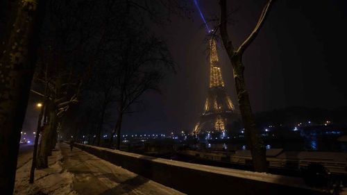 Paris karanlığa büründü: 170 binden fazla evde elektrik kesildi, trenler durdu