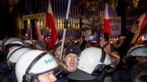 Polonya’da hükümet ile Anayasa Mahkemesi arasında kriz: Polis Varşova sokaklarına indi