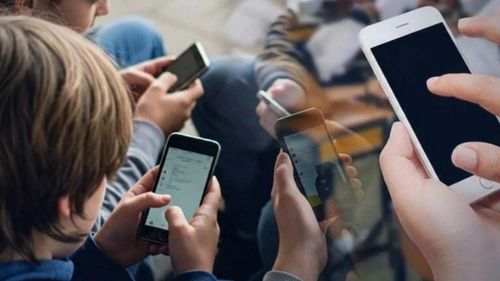 Polonya'da okullarda telefon kullanımı yasaklanıyor