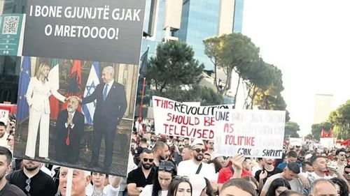 Arnavutluk'ta, satılan Sazan Adası protestoları büyüyor