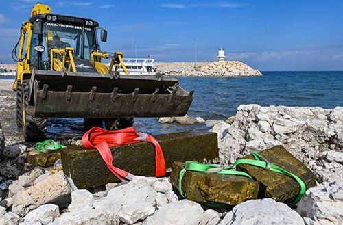 Van Gölü çekildi: Selçuklu mezar taşları ortaya çıktı