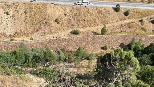 Sivas’ta elem kaza: Minibüs uçuruma yuvarlandı, 3 kişi hayatını kaybetti