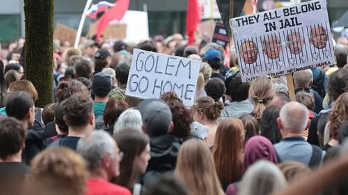 Slovenya'da, terör devleti İsrail'in Dışişleri Bakanı Gideon Saar'ın ülkeye gelmesi protesto edildi