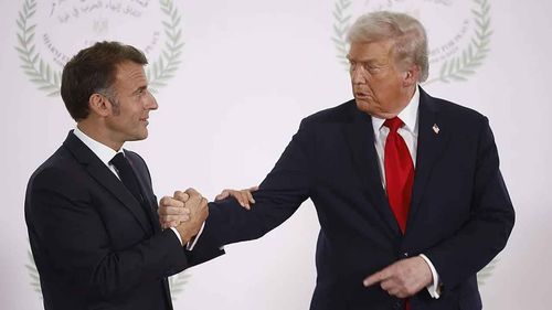 Trump, Macron’u kameralar önünde tehdit etti: Yakında görevden ayrılacak