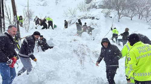 Van’da mahalleye çığ düştü: 1 kişi hayatını kaybetti, 22 ev tahliye edildi