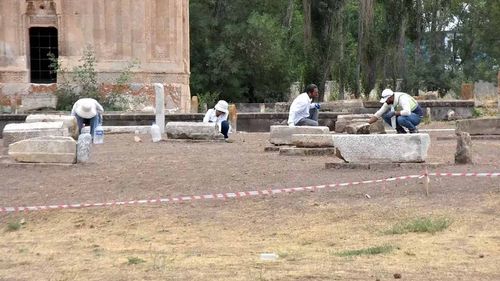 Van’daki Selçuklu Mezarlığı’nda 6 yeni mezar gün yüzüne çıkarıldı