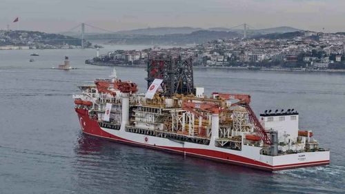 Yıldırım sondaj gemisi Karadeniz görevi için İstanbul Boğazı’ndan geçti