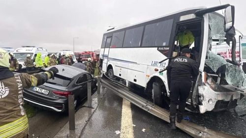 İstanbul'daki zincirleme kazada 1 polis şehit oldu, 16 polis yaralandı